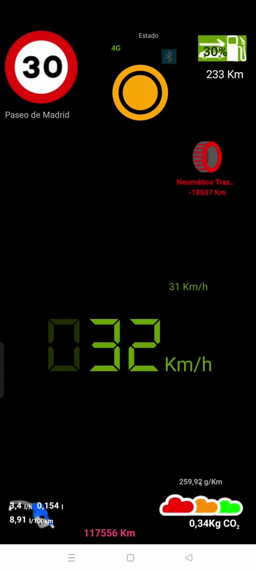 Pantalla de conduccion con aviso de limite de radar